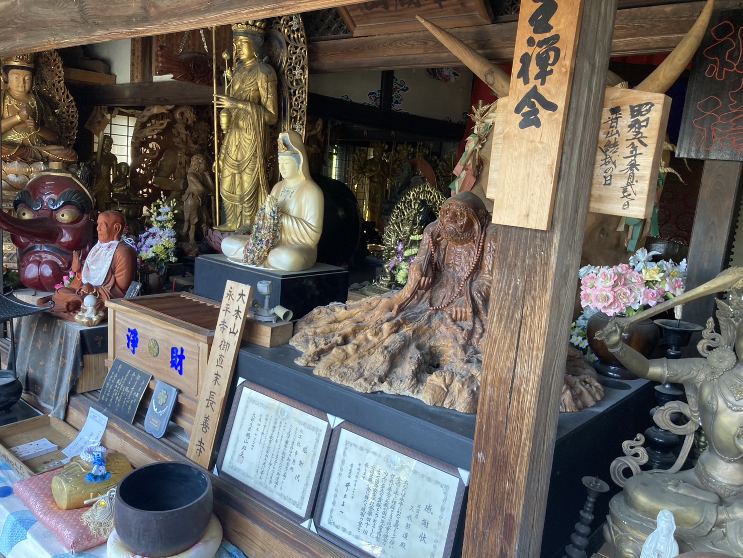 長善寺の堂内に並ぶ仏像