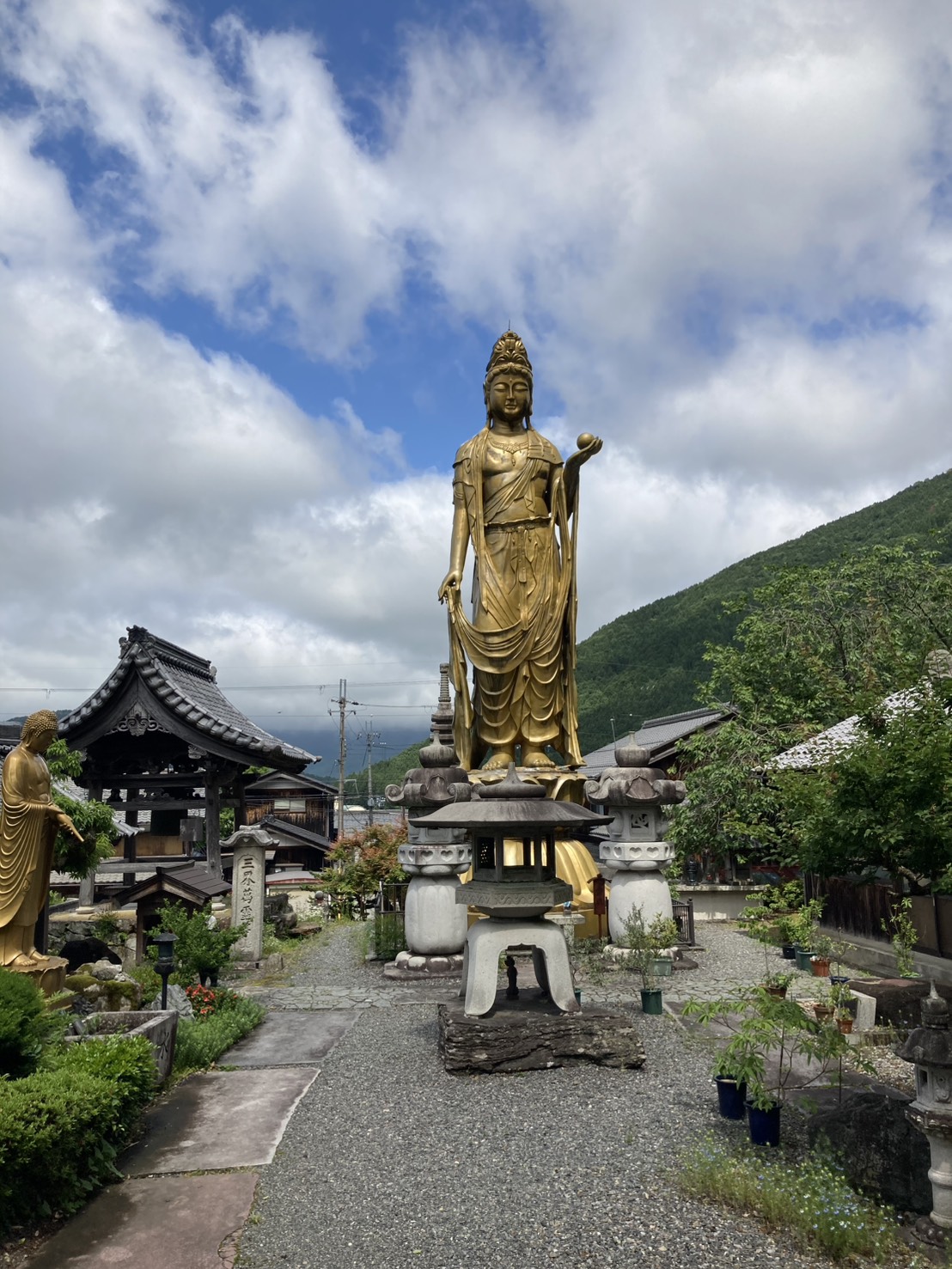 長善寺の観音像と境内の風景