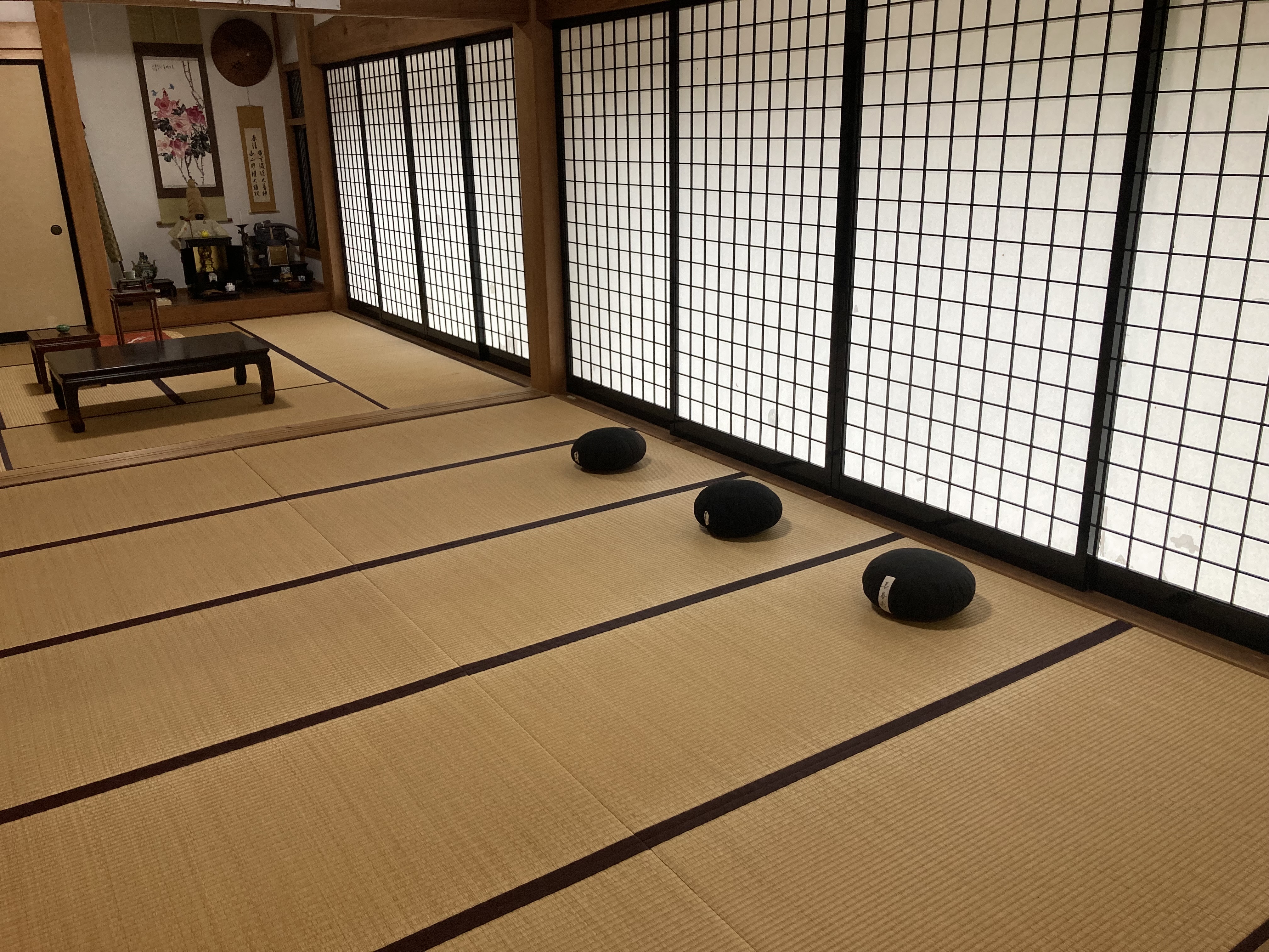 長善寺の本堂に座蒲を並べた座禅体験の会場
