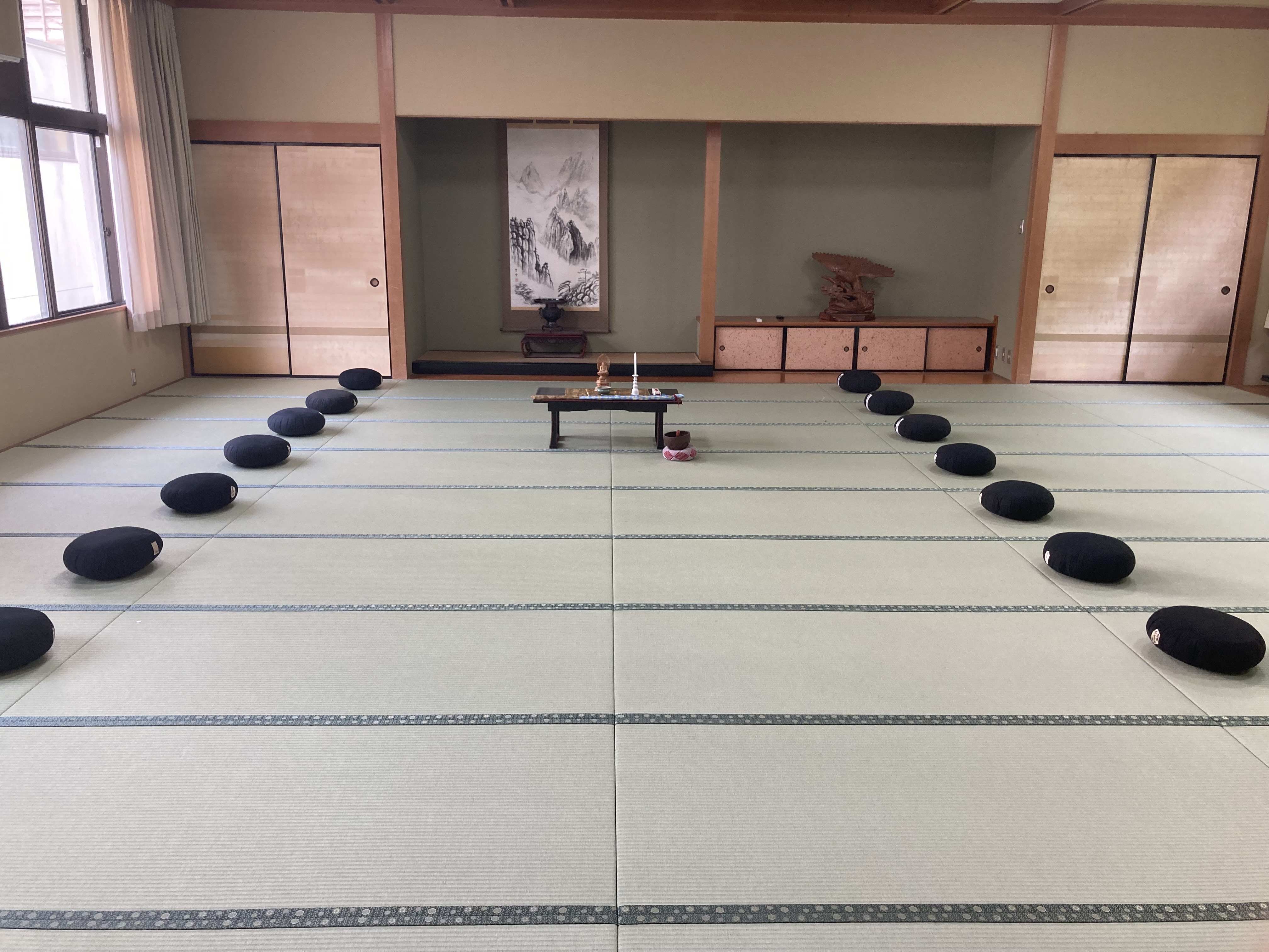 長善寺の本堂に座禅用の座蒲を円形に並べた様子