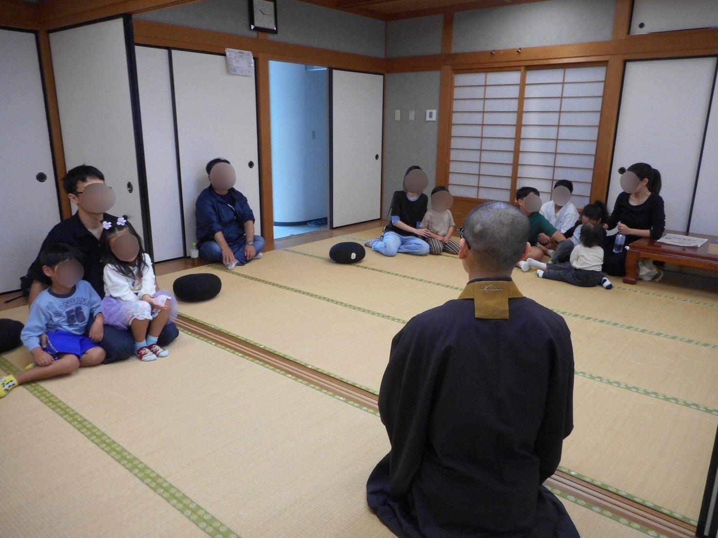 親子向けの座禅会で住職が参加者に説明している様子