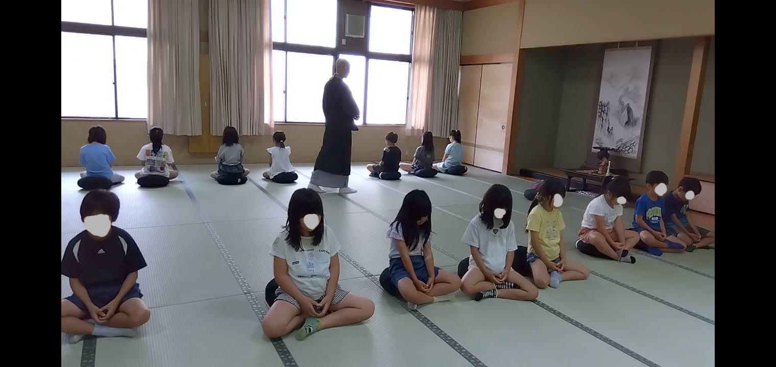 子どもたちが座禅を体験している様子
